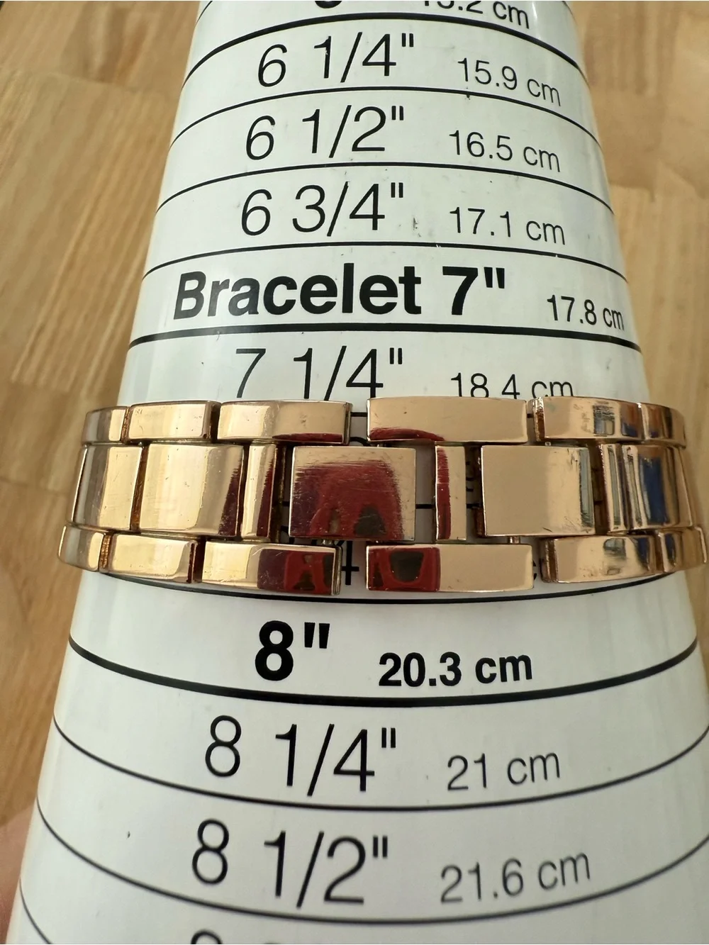 Daisy Fuentes ladies rose gold tone watch NEW BATTERY